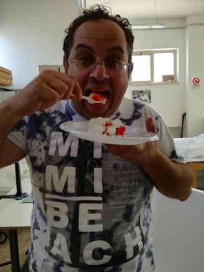 marco ferrara con pezzo di torta